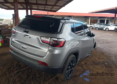 2024 Jeep Compass Latitude 4X4 z USA, uszkodzony, nr VIN 3C4NJDBN6RT588019